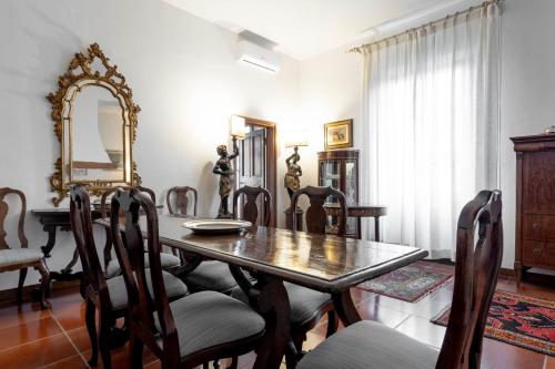 Palazzo Cecchi Florentine Apartment