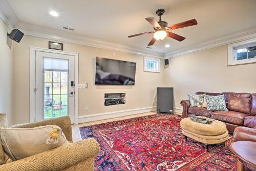 Televisyen dan/atau pusat hiburan di Boonsboro Studio with Wood-Burning Fire Pit!