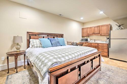 Dapur atau dapur kecil di Boonsboro Studio with Wood-Burning Fire Pit!