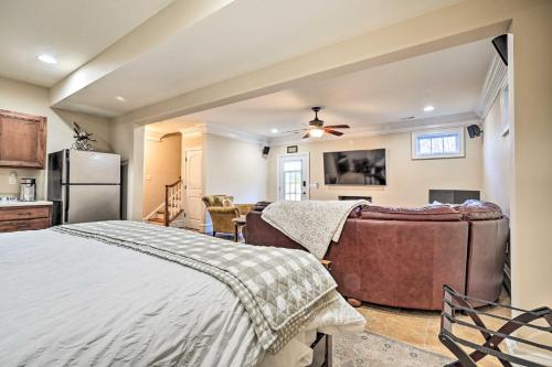 Dapur atau dapur kecil di Boonsboro Studio with Wood-Burning Fire Pit!