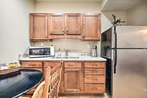 Dapur atau dapur kecil di Boonsboro Studio with Wood-Burning Fire Pit!