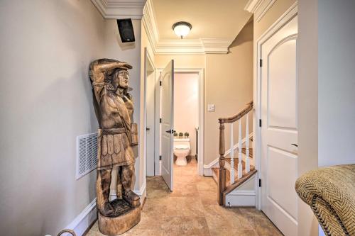 Un pasillo con una estatua de un hombre en la pared en Boonsboro Studio with Wood-Burning Fire Pit!, 