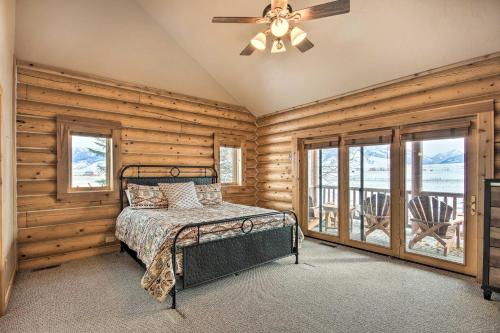 1 dormitorio con 1 cama y ventilador de techo en Rustic Livingston Home with Deck and Mtn Views! en Livingston