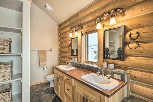 baño con paredes de madera, lavabo y espejo en Rustic Livingston Home with Deck and Mtn Views! en Livingston