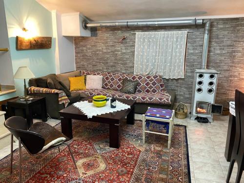 科爾察的住宿－Vila 38，客厅配有沙发和桌子