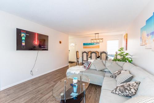 - un salon avec un canapé et une table dans l'établissement Southgate 5 Bedroom Vacation Home with Double Garage, à Edmonton