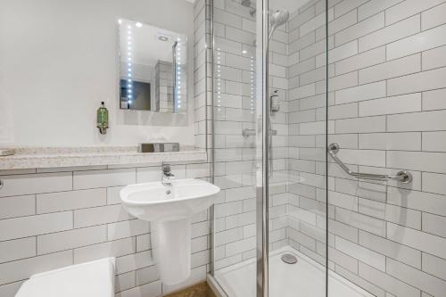 biała łazienka z umywalką i prysznicem w obiekcie The Red Lion by Innkeeper's Collection w mieście Portsmouth