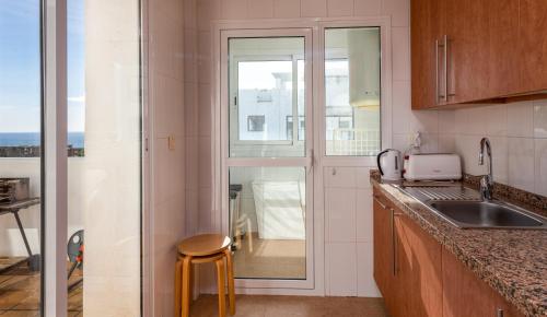 アルカイデサにある2113-Beautiful 2 beds apt with seaviewのキッチン(シンク、カウンタートップ付)