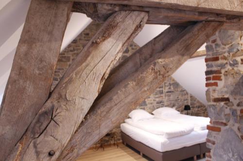 een kamer met 2 bedden op de zolder bij Maison de vacances Le Vieux Marronnier in Dinant