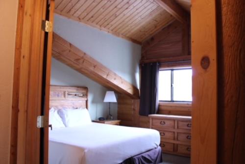 Ένα ή περισσότερα κρεβάτια σε δωμάτιο στο The Boulder Creek Lodge