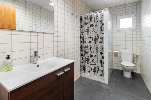 uma casa de banho com um chuveiro, um lavatório e um WC. em Can Bugantó amplia casa con piscina y jardín em Llambillas