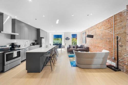 a kitchen and living room with a brick wall at Suites De la Montagne in Montréal