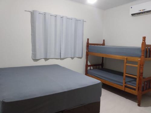 um quarto com um beliche e um beliche em Recanto Fernandes & Melo em Olímpia