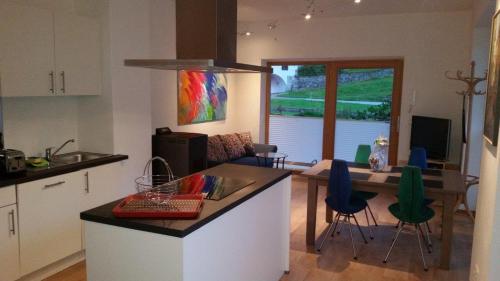 eine Küche und ein Wohnzimmer mit einem Tisch und einem Esszimmer in der Unterkunft Haus Malerwinkl in Ramsau bei Berchtesgaden