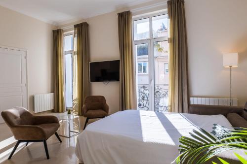 une chambre avec un lit et une grande fenêtre dans l'établissement 2-Br steps from the Palais des Festivals, à Cannes