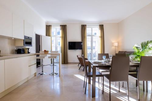 2-Br steps from the Palais des Festivals