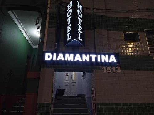 una señal de neón para un cartel de dimmingarma en un edificio en Hotel Diamantina Av Brigadeiro Bela Vista SP, en São Paulo