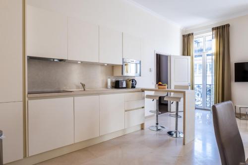2-Br steps from the Palais des Festivals