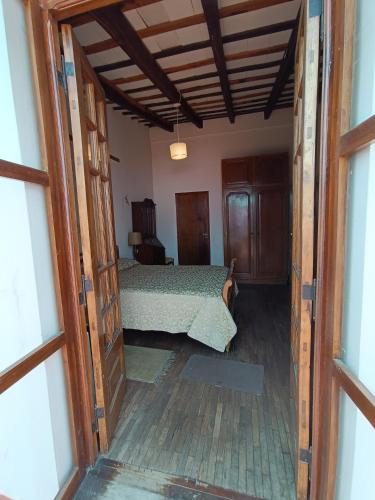 an open door into a bedroom with a bed at La Cara Oculta de Salta Bed and Breakfast in Salta