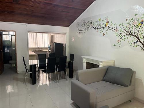 ein Wohnzimmer mit einem Sofa und einem Tisch in der Unterkunft Casas Manatwar`s in San Andrés