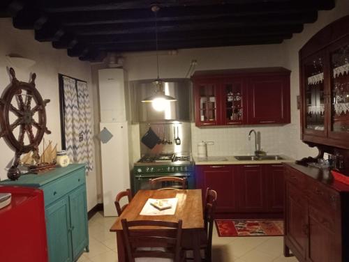 una cucina con piano cottura e tavolo di Appartamento Chioggia a Chioggia