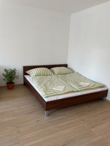A bed or beds in a room at AA Apartman