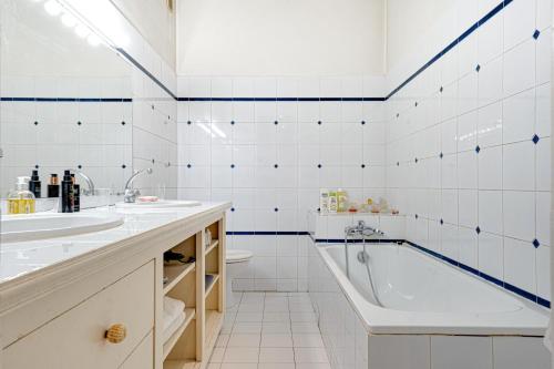 a bathroom with two sinks and a bath tub at Vue sur le port superbe appartement atypique, logement entier in Marseille