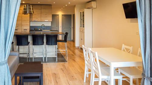 une cuisine et une salle à manger avec une table et des chaises dans l'établissement Neptune, à Cavalaire-sur-Mer