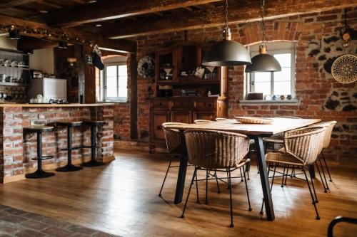 ein Esszimmer mit Tisch und Stühlen in der Unterkunft Potasznia 31 in Gądkowice