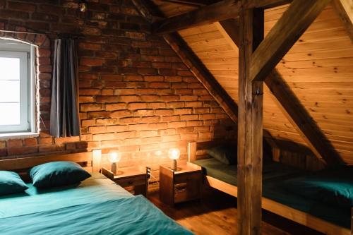 Zimmer im Dachgeschoss mit 2 Betten und einem Fenster in der Unterkunft Potasznia 31 in Gądkowice