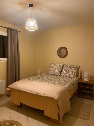 une chambre avec un lit et un miroir au mur dans l'établissement Villa avec Piscine a St Marie la Mer, à Sainte-Marie-la-Mer