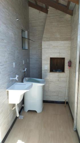 ein Badezimmer mit Waschbecken und Badewanne in der Unterkunft Apartamento em Penha in Penha