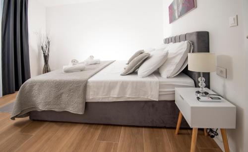 Ένα ή περισσότερα κρεβάτια σε δωμάτιο στο Villa Godimento w heated pool