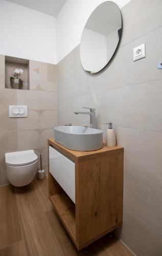 Ένα μπάνιο στο Villa Godimento w heated pool