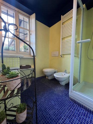 een badkamer met een douche, een toilet en een wastafel bij La casa dei pescatori in Turijn