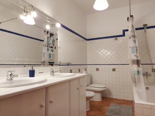 uma casa de banho com 2 lavatórios e um WC em Villa Gaviota em Benissa