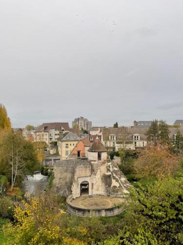 um edifício antigo no meio de uma cidade em Idéal gare aéroport centre-ville Beauvais em Beauvais