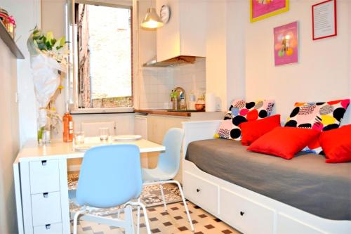 a small room with two beds and a desk in it at Un jour d'été à Albi - Centre Unesco - 200 m Cathédrale - Parking - Animaux acceptés in Albi