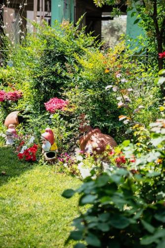 a garden with many different flowers and plants at Villa Valentina in Kala Nera