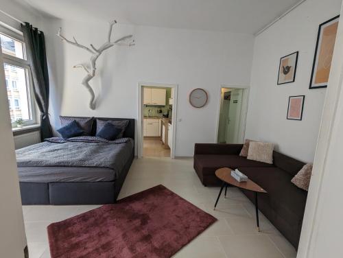 sala de estar con cama y sofá en Schönes Apartment Mitten in der Stadt III, en Coblenza