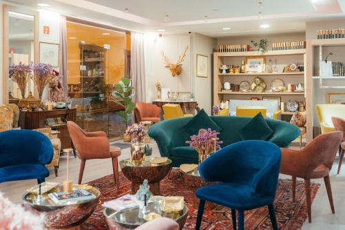 豐沙爾的住宿－Sé Boutique Hotel，一间储藏室,里面摆放着蓝色的椅子和桌子