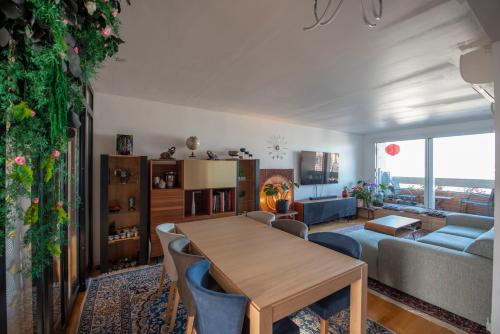 - un salon avec une table en bois et des chaises bleues dans l'établissement Attica, à Paris