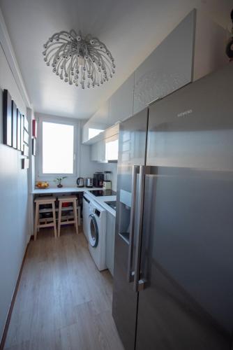 Il comprend une cuisine équipée d'un réfrigérateur et d'un lave-linge/sèche-linge. dans l'établissement Attica, à Paris