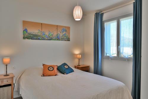 1 dormitorio con 1 cama con 2 almohadas en L'Escoufle en Siradan