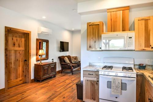 Il comprend une cuisine équipée d'une cuisinière. - un four supérieur à côté d'un salon dans l'établissement Columbia Falls Apt about 17 Mi to Whitefish Resort!, à Columbia Falls