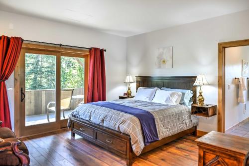um quarto com uma cama e uma varanda em Columbia Falls Apt about 17 Mi to Whitefish Resort! em Columbia Falls