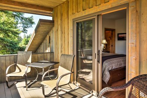 una terrazza con letto, tavolo e sedie di Columbia Falls Apt about 17 Mi to Whitefish Resort! a Columbia Falls