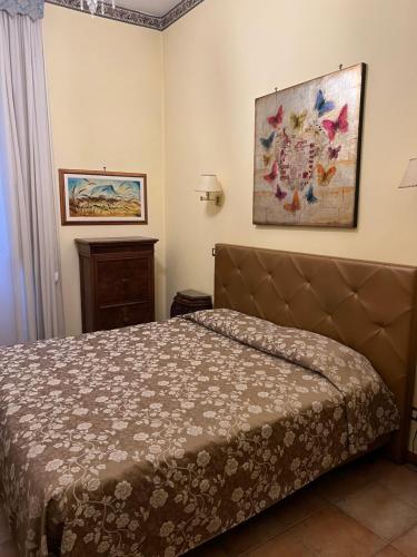 a bedroom with a bed and a painting on the wall at Hotel Villa Liana in Florence