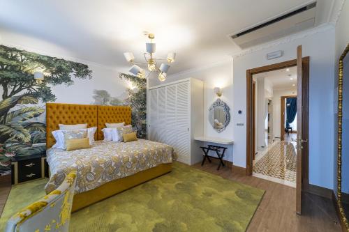 um quarto com uma cama e um espelho em Sintra Marmòris Camélia em Sintra