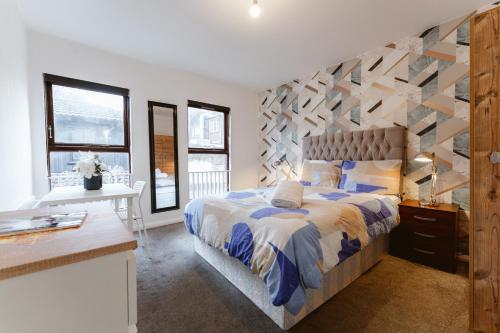 een slaapkamer met een groot bed en een houten muur bij Whitechapel en-suite beds to stay in Londen